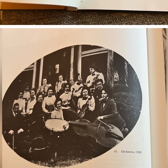 1973 Hollins College An Illustrated History by Frances J. Niederer Book - Picture 8 of 8